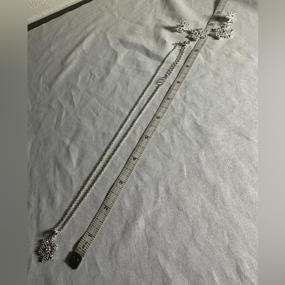 Silvertone snowflake earrings necklace set - Picture 5 of 6